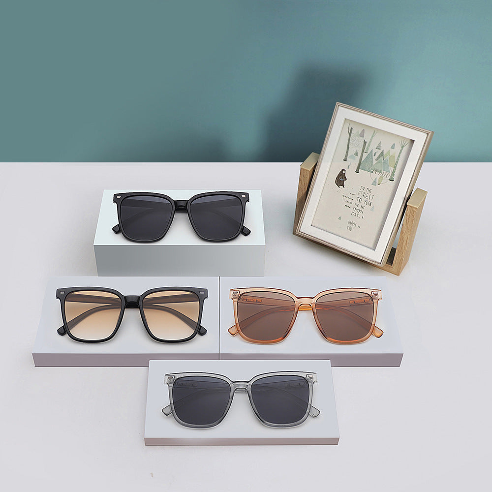 Dame designer solbrille i avslappet stilfull ramme Luvikno