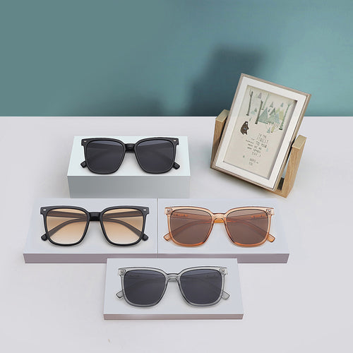 Dame designer solbrille i avslappet stilfull ramme Luvikno