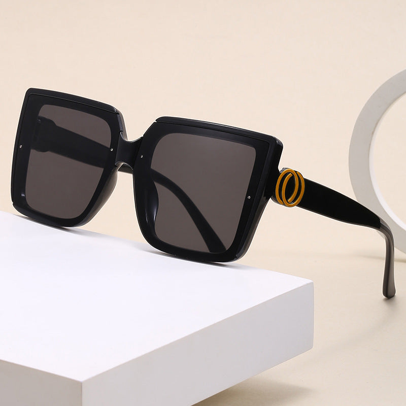 Dame firkantet solbrille med unikt dekkselement Luvikno