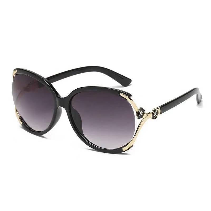 Dame elegante oversized solbrille med gyldne aksenter Luvikno