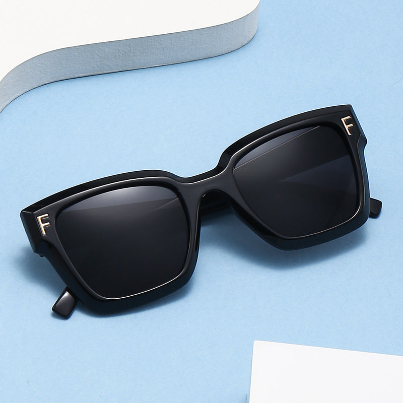 Dame moteriktig kvadratisk solbrille med gull detaljer Luvikno