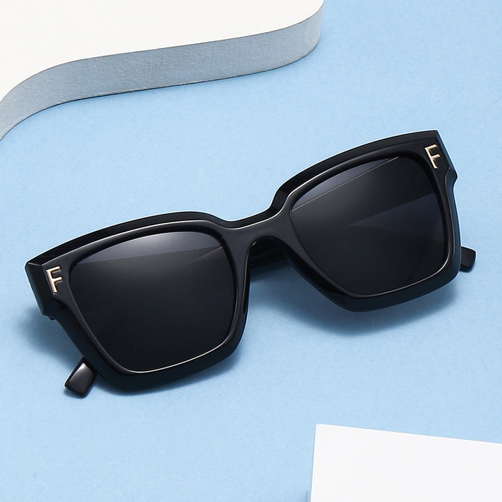 Dame moteriktig kvadratisk solbrille med gull detaljer Luvikno