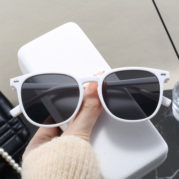 Dame stylish solbrille med transparent ramme og elegant design Luvikno