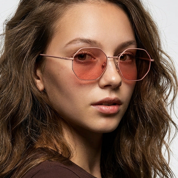 Dame oktagonal solbrille med elegante metallaksenter Luvikno