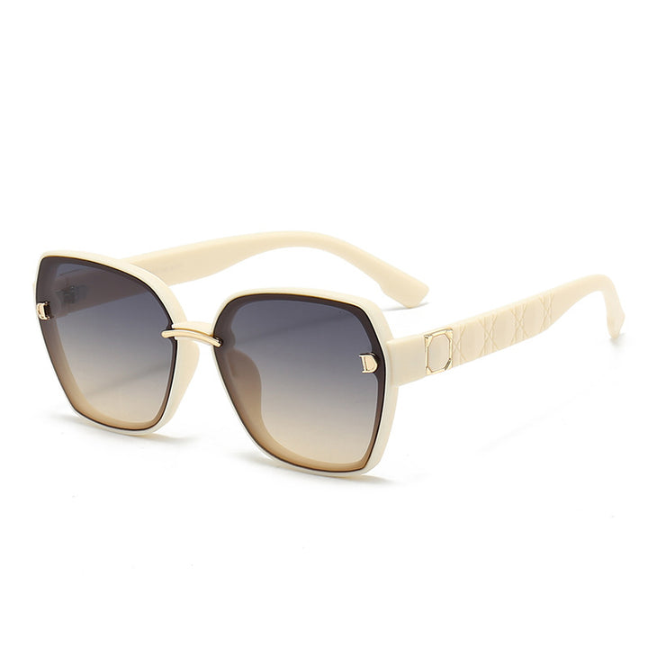 Dame solbrille med stilfull, kvadratisk ramme og elegante detaljer Luvikno