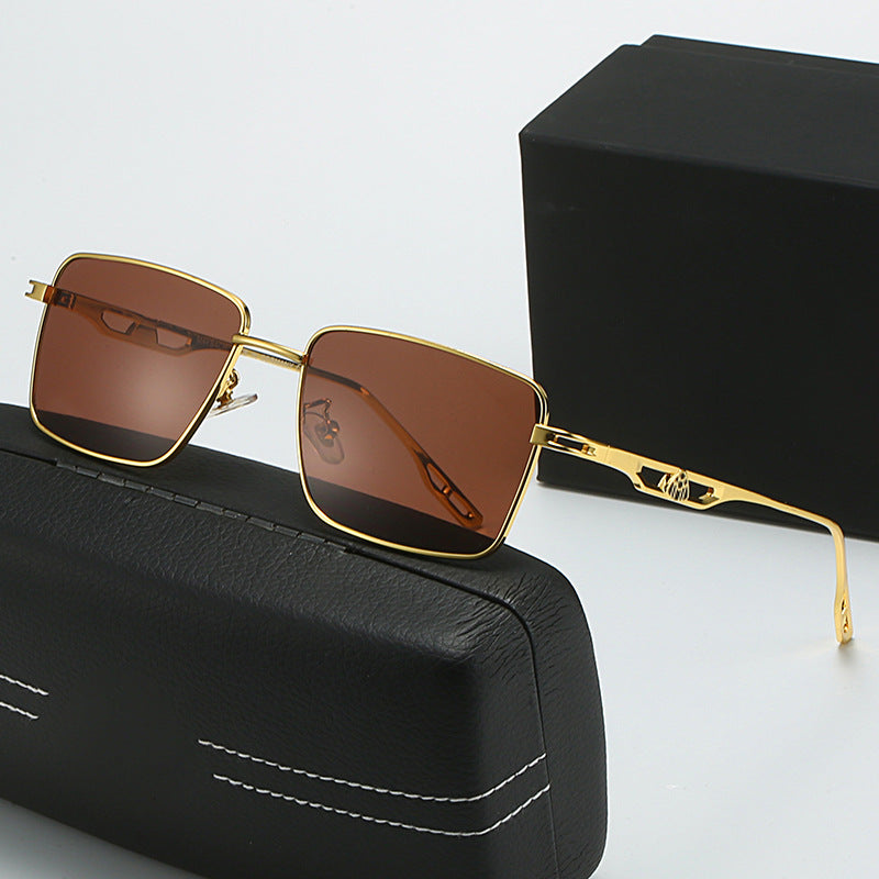 Dame luksus solbrille med markant geometrisk ramme og polarisert glass Luvikno