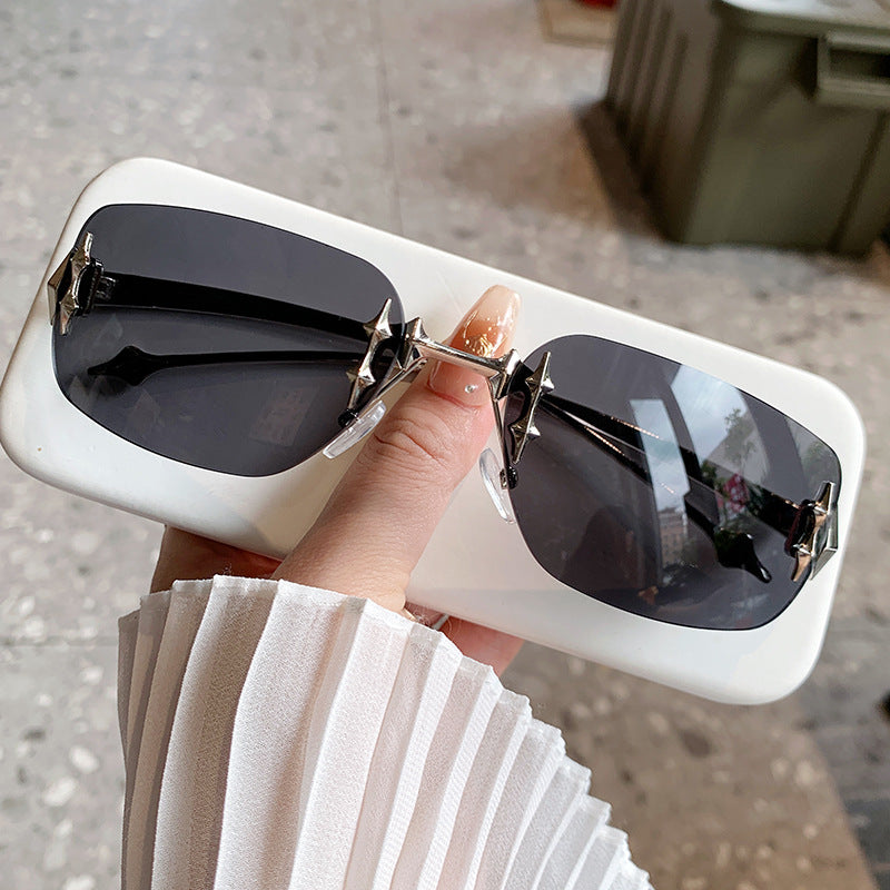 Damer designer-solbrille med utsmykkede detaljer Luvikno