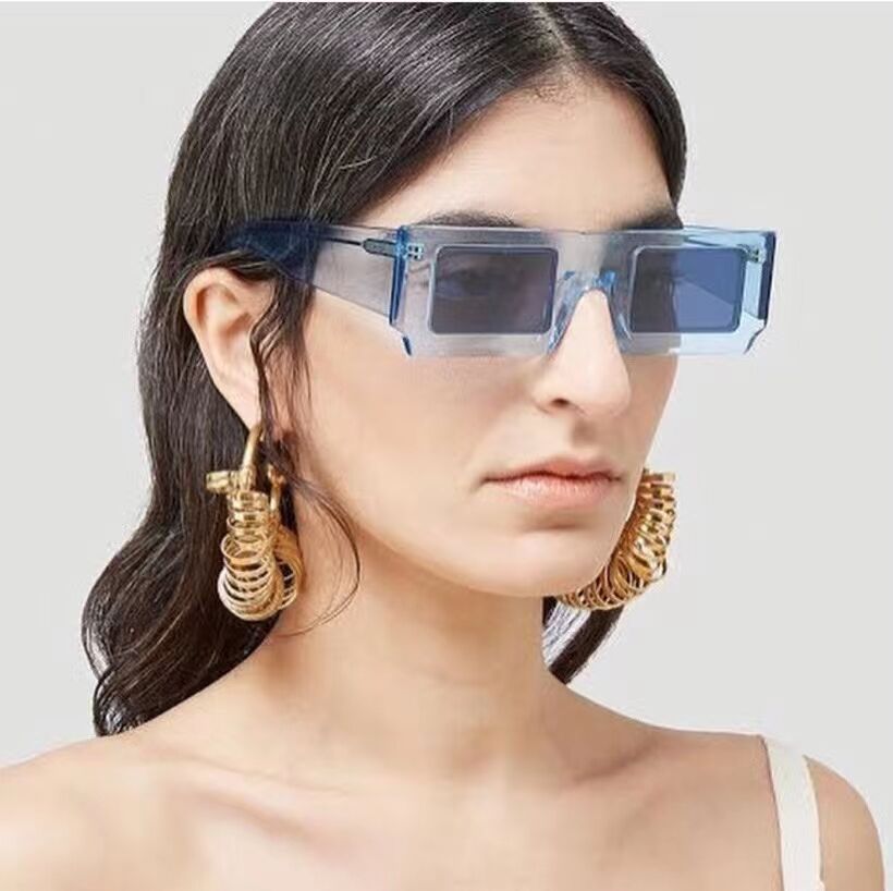 Dame statement solbrille med kvadratisk ramme og futuristisk design Luvikno