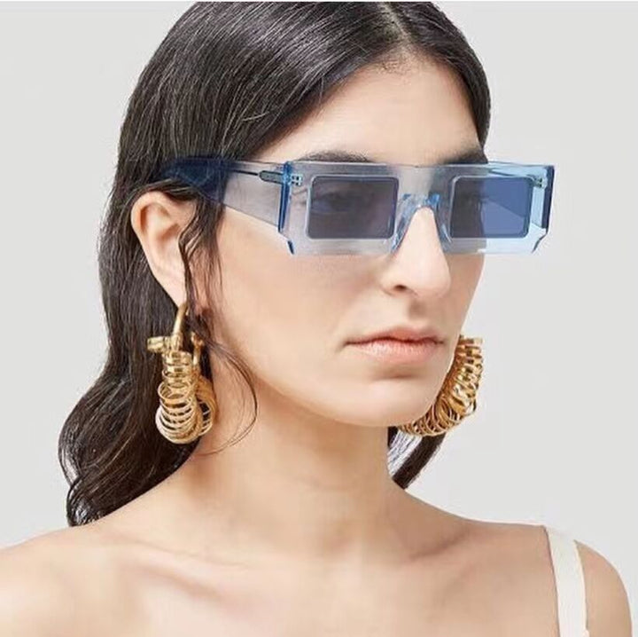 Dame statement solbrille med kvadratisk ramme og futuristisk design Luvikno
