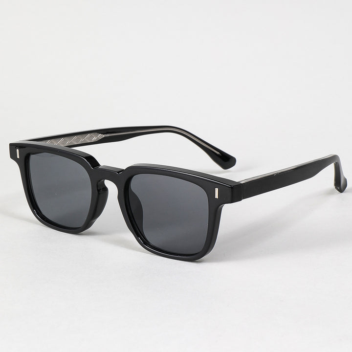 Dame solbrille i moderne statementstil med forsterket ramme Luvikno