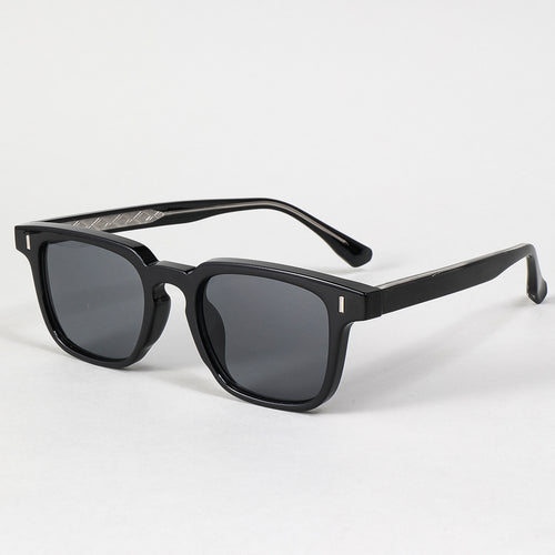 Dame solbrille i moderne statementstil med forsterket ramme Luvikno