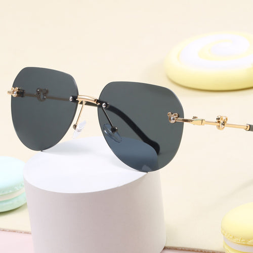 Dame lett geometrisk solbrille med unik ramme og speilede glass Luvikno
