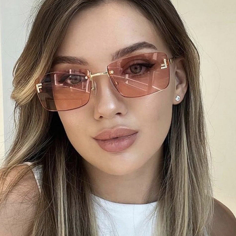 Dame kvadratisk solbrille med elegant gullramme og stilige linser Luvikno