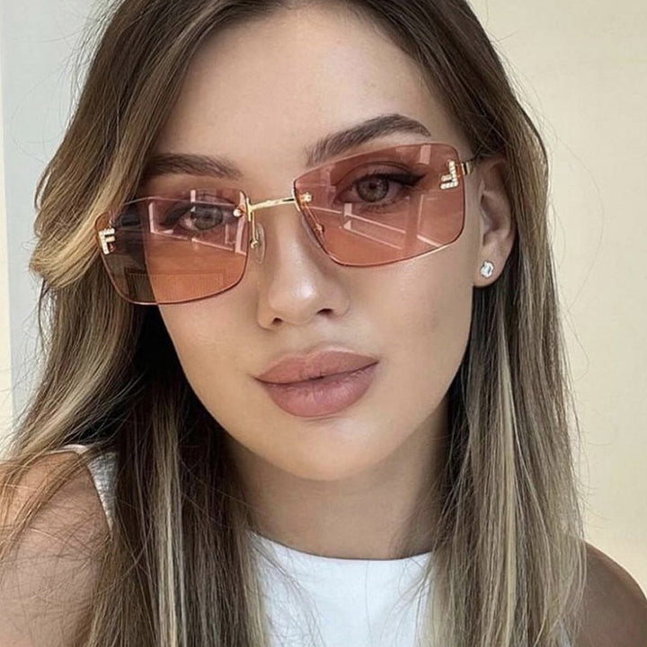 Dame kvadratisk solbrille med elegant gullramme og stilige linser Luvikno