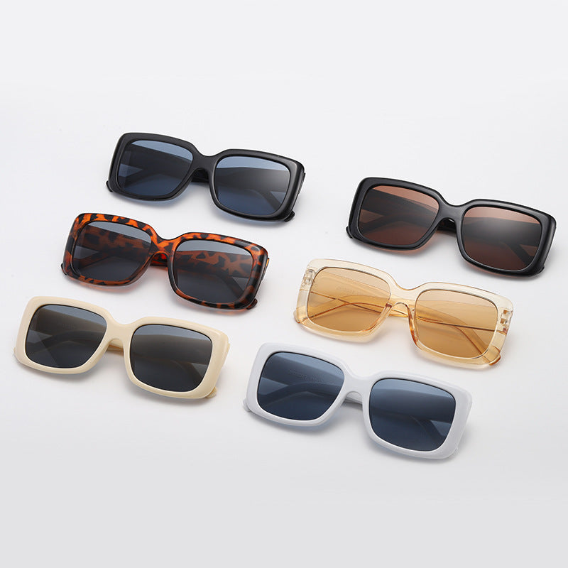 Dame moteriktig kvadratisk solbrille med gjennomsiktig ramme og innovativt design Luvikno