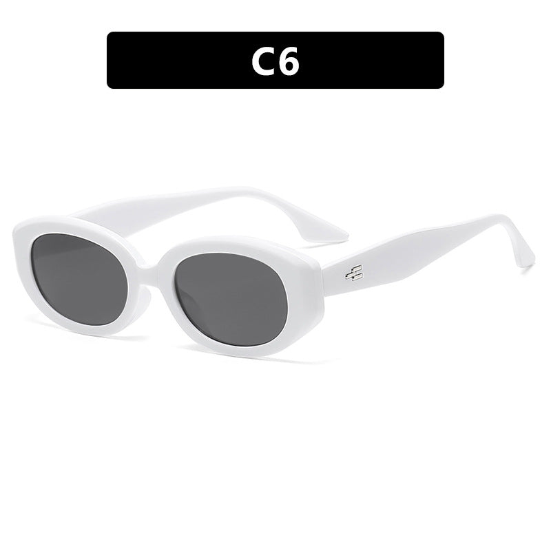 Dame moteriktig solbrille i stilfullt retro-design Luvikno