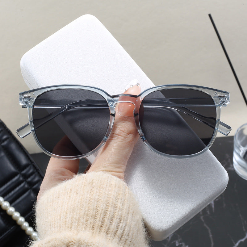 Dame stylish solbrille med transparent ramme og elegant design Luvikno