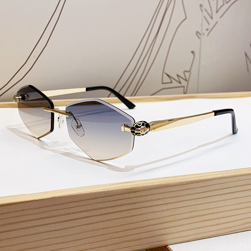 Dame Designer solbrille med heksagonal ramme og gyldne detaljer Luvikno