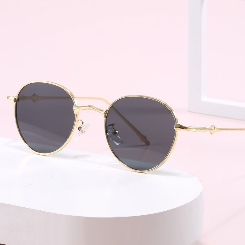 Dame elegante runde solbriller med moderne metallramme Luvikno