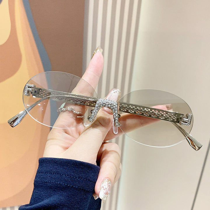Dame solbrille med glitrende ramme og ovale glass Luvikno