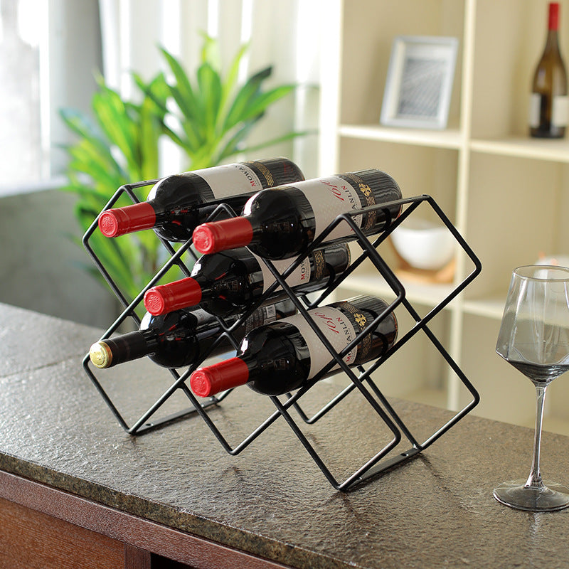 Unisex vinrack laget av svart metall Luvikno