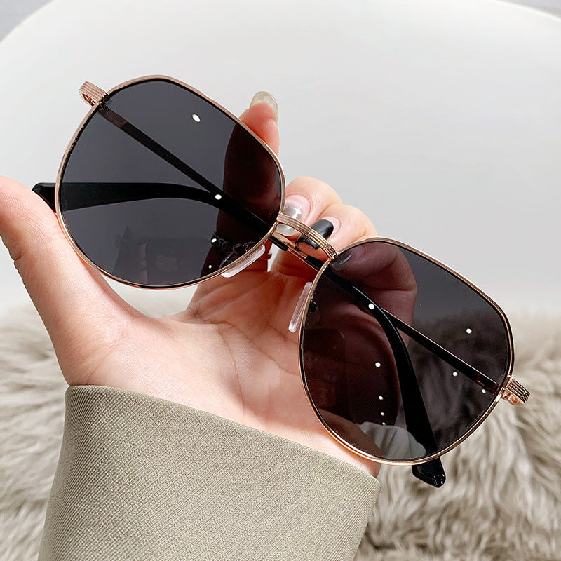 Dame kattøyer solbrille med elegant metallramme Luvikno