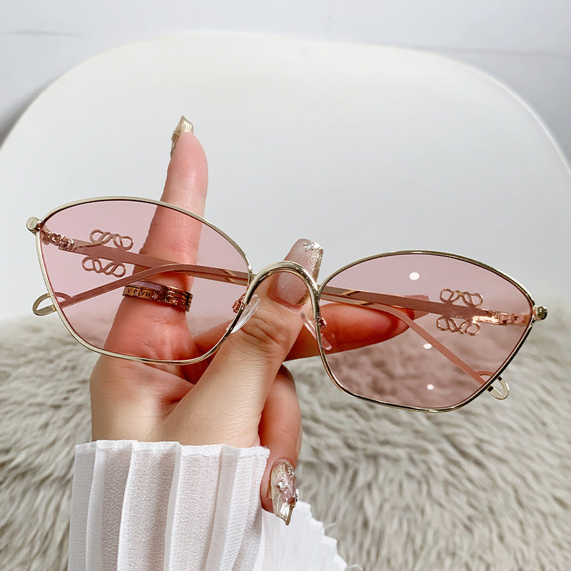 Dame moter Cat-Eye solbriller med filigran metallramme Luvikno