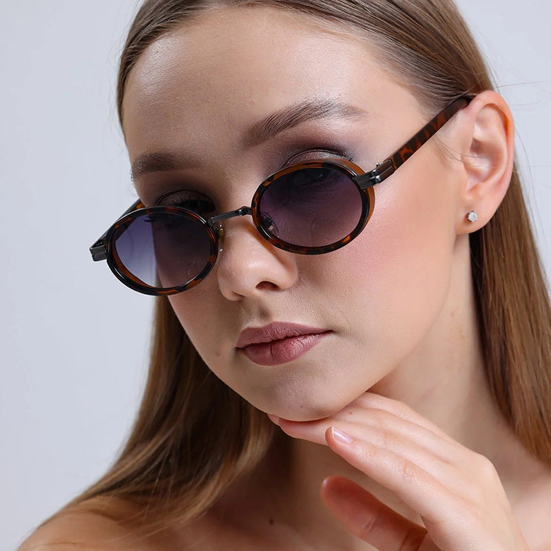 Dame rund solbrille med lette glass og gyldne detaljer Luvikno