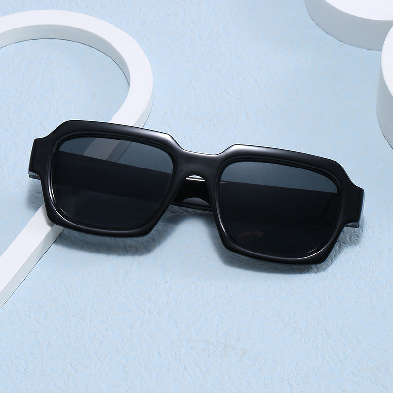 Dame moteriktig stilfull kvadratisk solbrille med kontrasterende ramme Luvikno