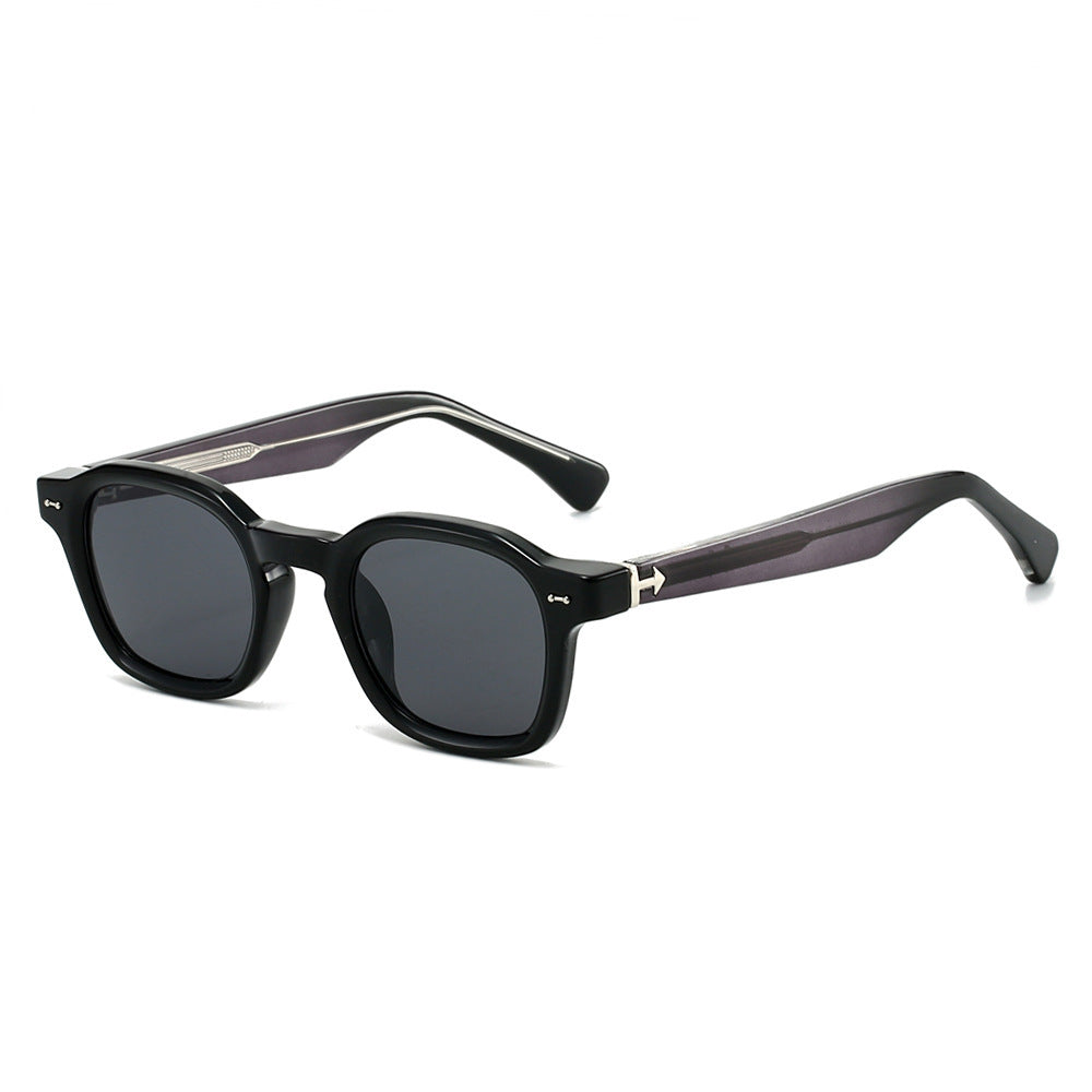 Dame moteriktig solbrille i unikt, kvadratisk design Luvikno