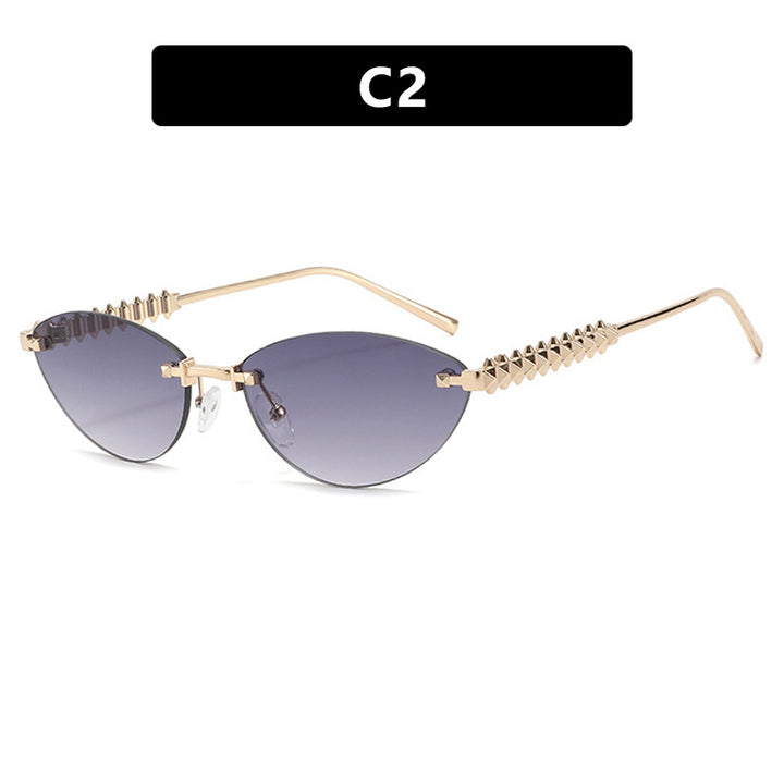 Dame solbrille i moderne, geometrisk design med stilfull metallramme og UV-beskyttelse Luvikno