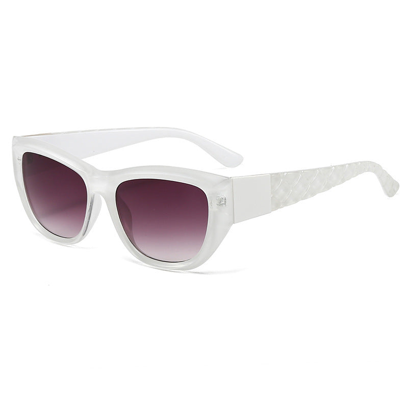Dame Cat-Eye solbrille med elegant, transparent ramme Luvikno
