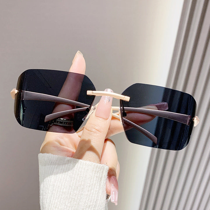 Dame moteriktig kvadratisk solbrille med dekorert metallramme Luvikno