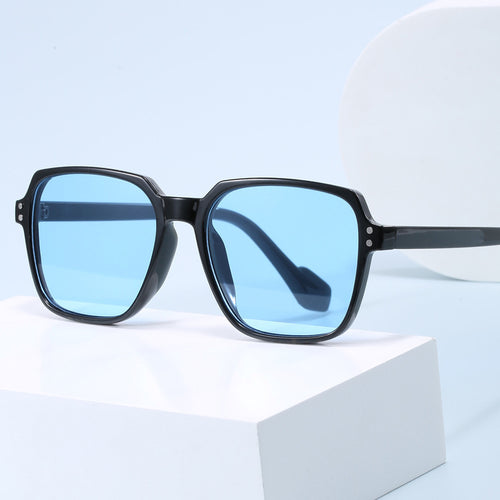 Dame moteriktig solbrille med kraftige, rektangulære linser Luvikno