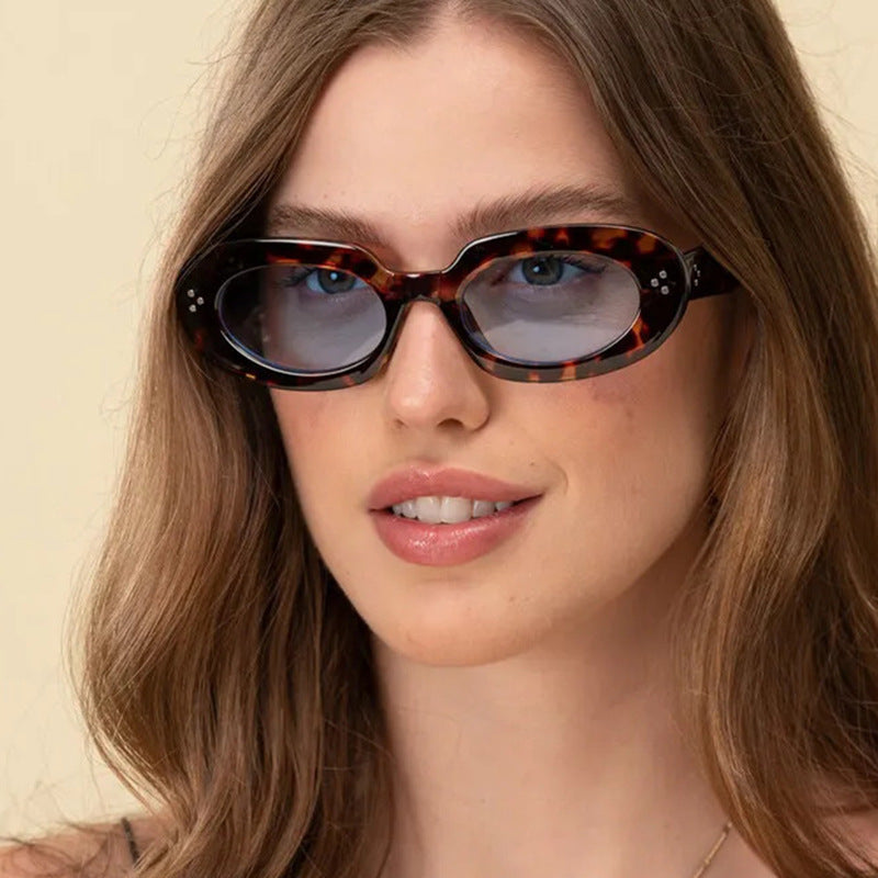 Dame moteriktig solbrille med unikt ovalt ramme og beskyttende glass Luvikno