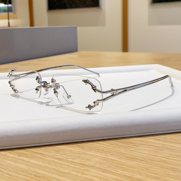 Dame moteriserte solbriller med filigran metallramme og transparente glass Luvikno