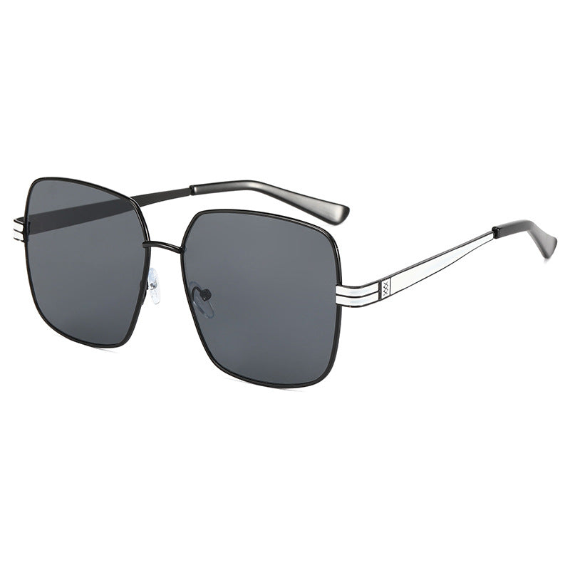 Dame moteriktig firkantet brille med filigran metallramme Luvikno