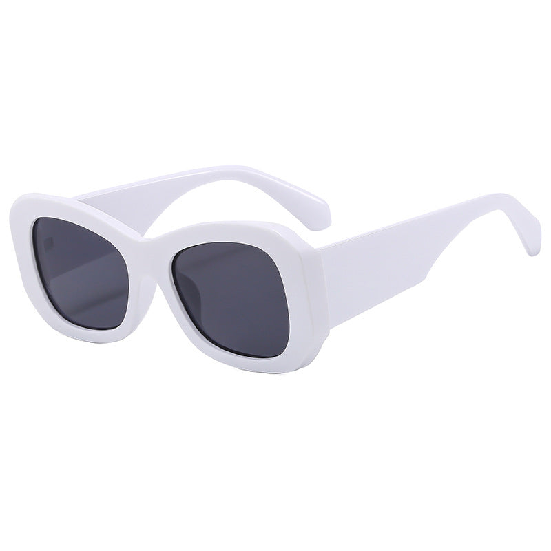 Dame Futuristiske solbriller med markant ramme Luvikno