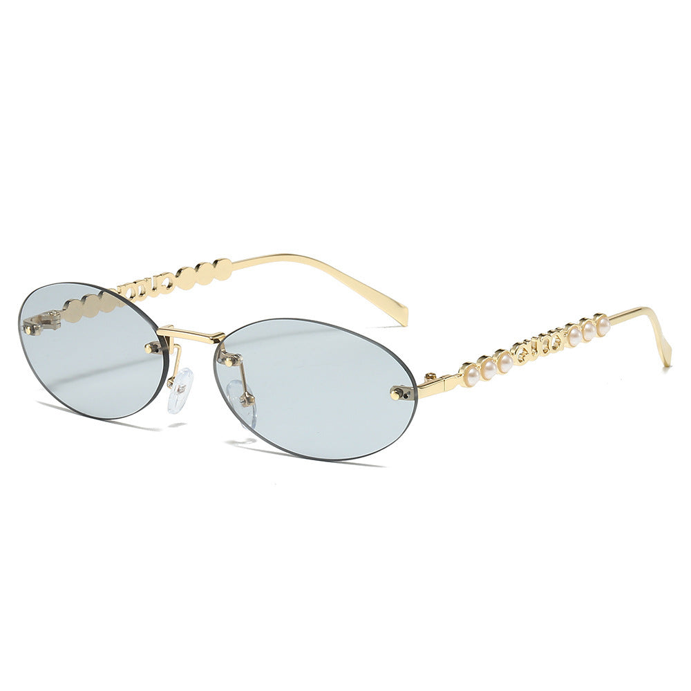 Dame moteriktig solbrille med oval ramme og perledekorert bøyle Luvikno