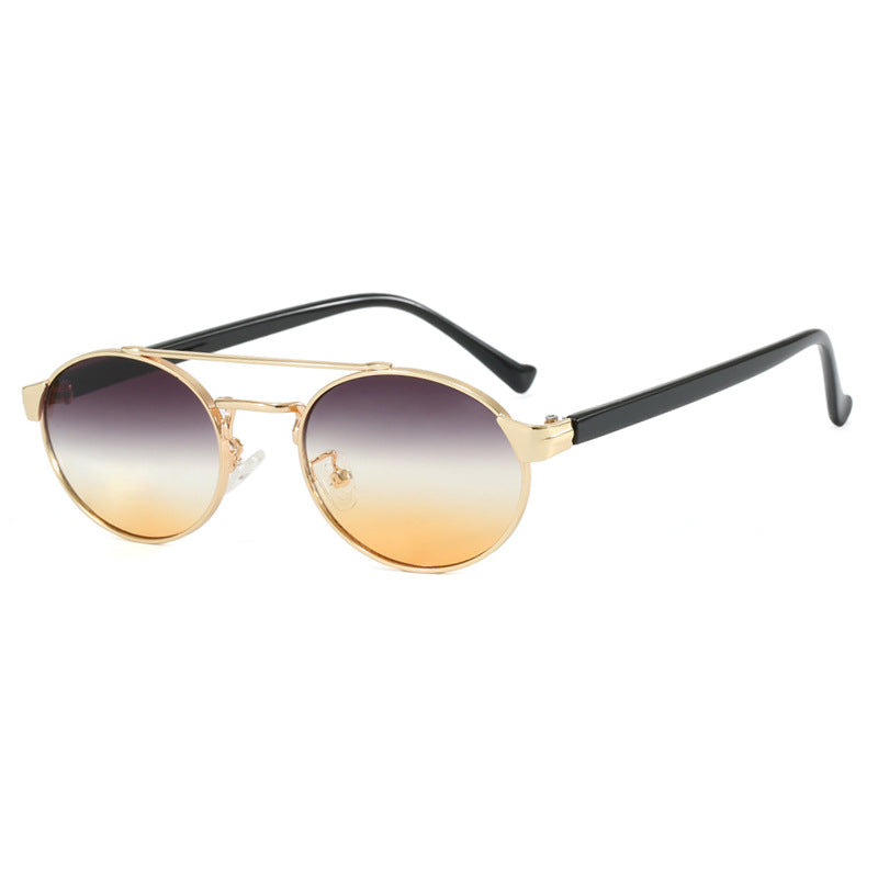 Dame moteriktig solbrille i stilfullt rundt design med gull aksenter Luvikno