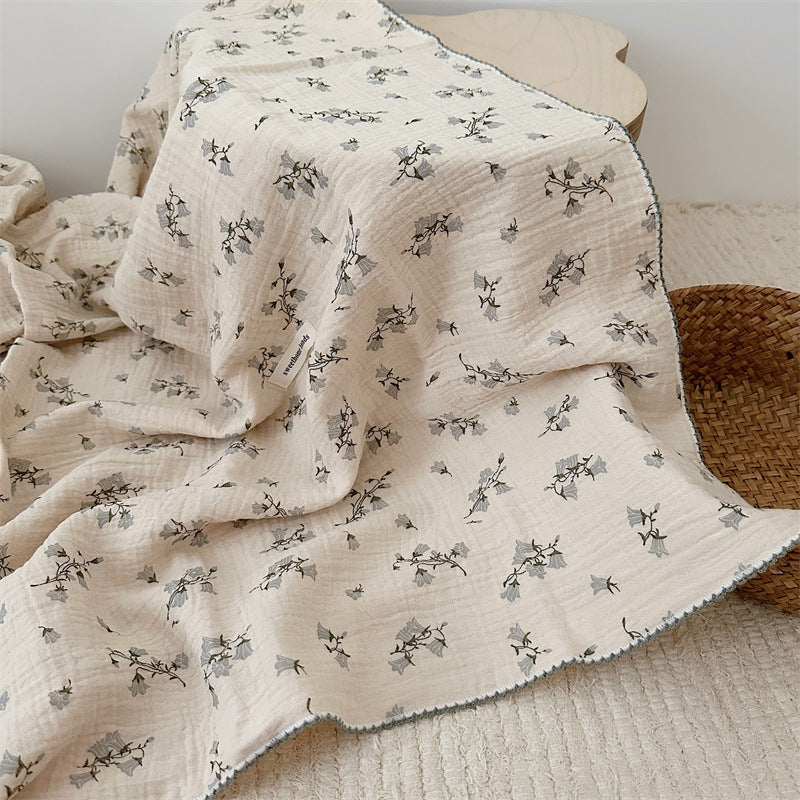 Unisex Musselinteppe med delikat blomsterdesign og elegante volanger Luvikno