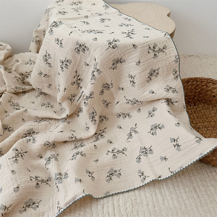 Unisex Musselinteppe med delikat blomsterdesign og elegante volanger Luvikno