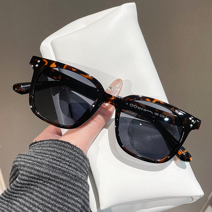 Kvinnelige fashionable solbriller i elegant design med solid ramme Luvikno