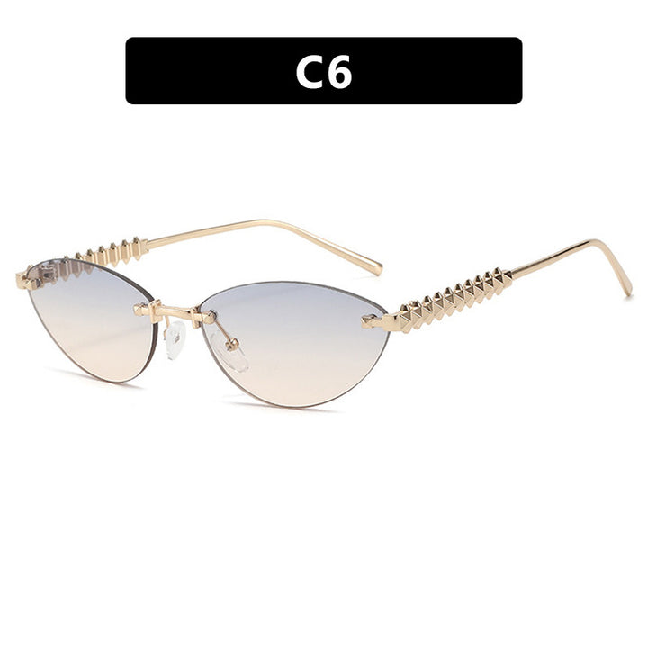 Dame solbrille i moderne, geometrisk design med stilfull metallramme og UV-beskyttelse Luvikno