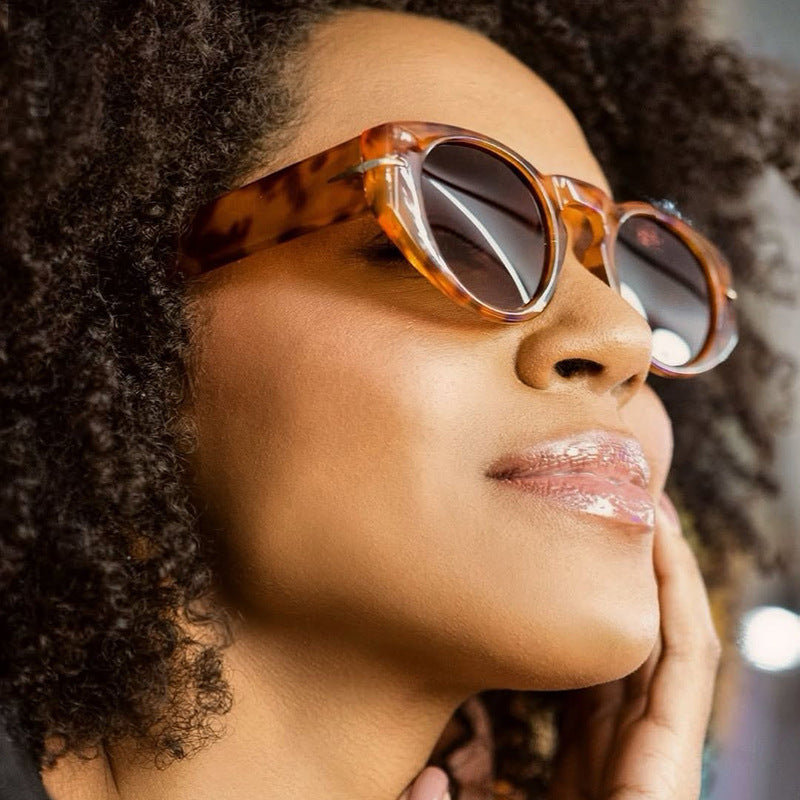 Dame moteriktig solbrille med unikt design og polariserende glass Luvikno