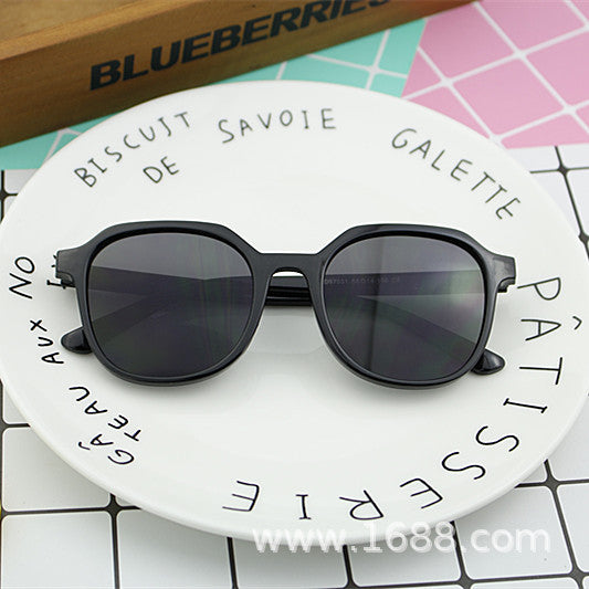 Dame geometrisk solbrille med transparent rammestruktur Luvikno