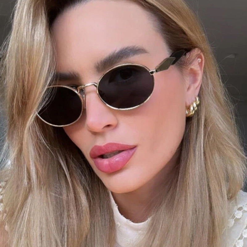Dame moteriktig solbrille i elegant ovaldesign med trendy detaljer Luvikno