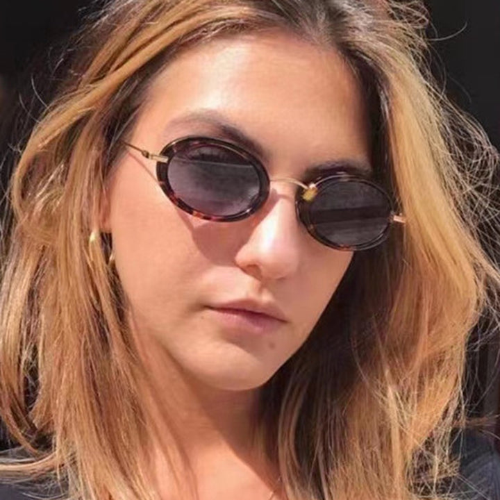 Dame moteriktig solbrille i elegant ovalt design Luvikno