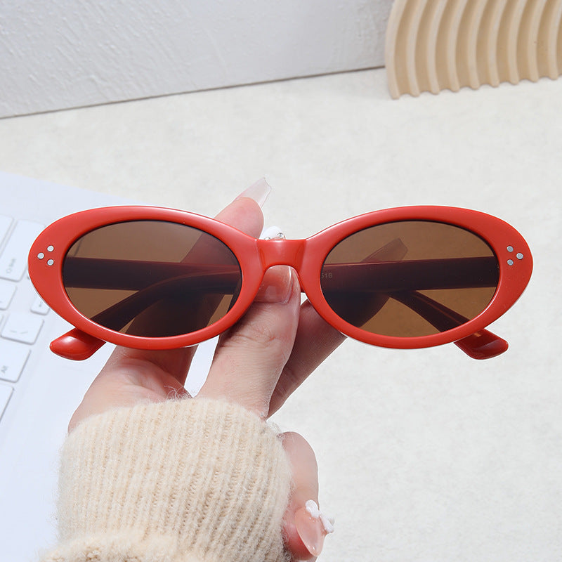 Damer moteriktig solbrille i elegant ovalt design Luvikno