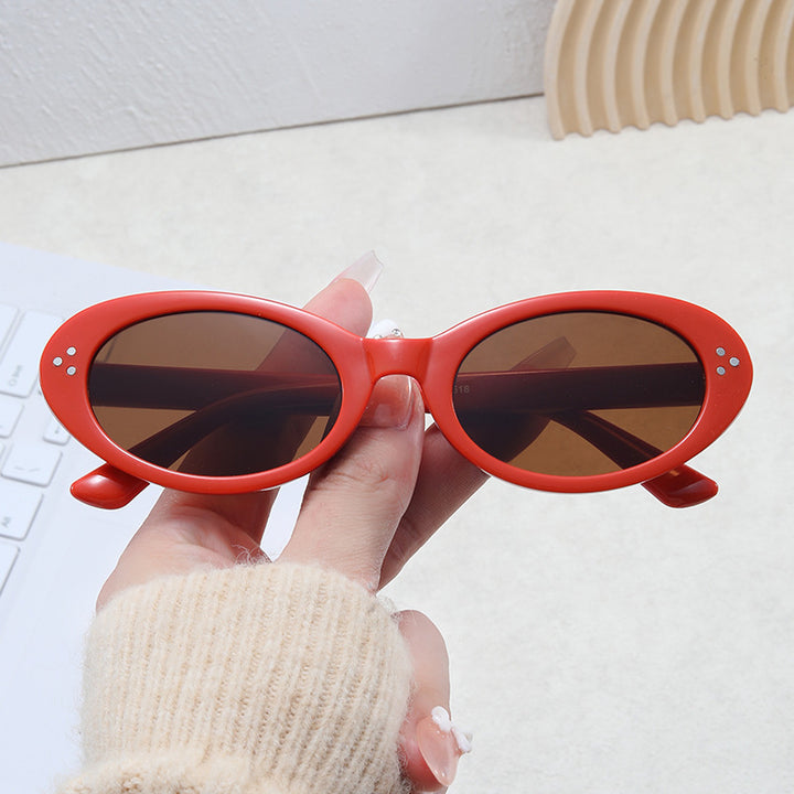 Damer moteriktig solbrille i elegant ovalt design Luvikno